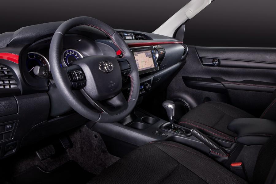 Интерьер Toyota Hilux SR Challenge Double Cab 2017 года  (LA) (фото 8 из 31)